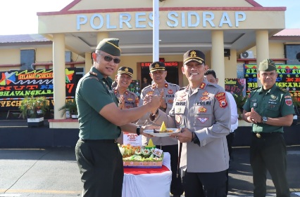 Kapolres Sidrap Terima Kejutan Dari Dandim 1420 Di HUT Bhayangkara ke 77 1 Screenshot 20230703 124443 WhatsApp