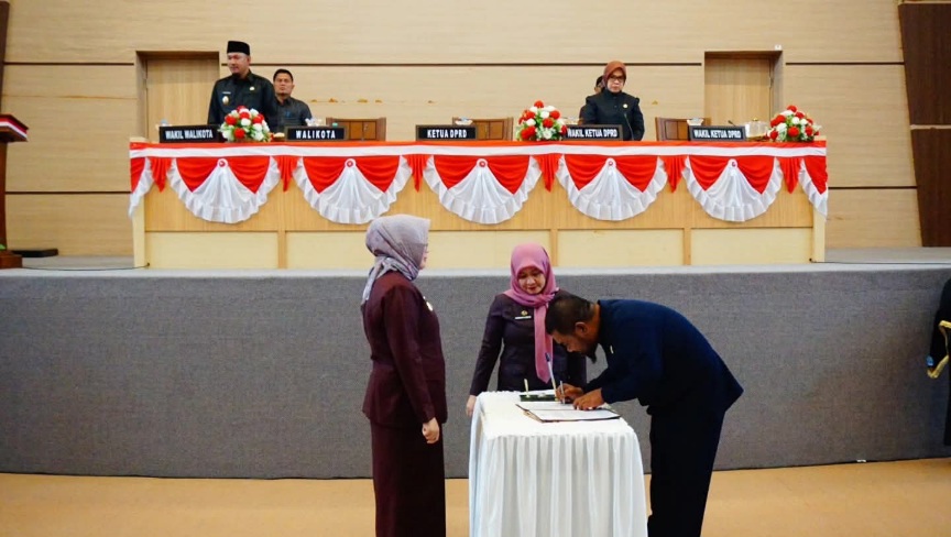 DPRD Kota Kendari Sahkan Raperda RPJMD 2025–2029, Fokus ke UMKM, Infrastruktur, dan Lingkungan 2 FB IMG 1753714015107