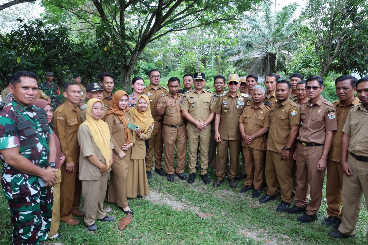 Gubernur Sultra Tinjau Pembangunan Sekolah Unggul Garuda di Konsel 5 FB IMG 1761579875900