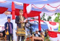 Ket gambar: Gubernur Sultra Ikuti Prosesi Adat Buton( foto istimewa)