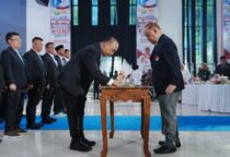 Ket gambar: Gubernur Sultra lantik ketua KONI Provinsi sultra( foto istimewa)