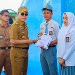 Ket gambar: Gubernur Sultra, Andi Sumangerukka Salurkan Bantuan Pendidikan( foto istimewa)