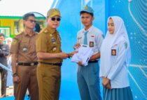Ket gambar: Gubernur Sultra, Andi Sumangerukka Salurkan Bantuan Pendidikan( foto istimewa)