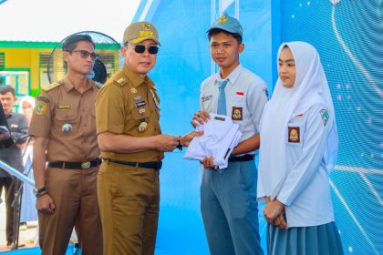 Ket gambar: Gubernur Sultra, Andi Sumangerukka Salurkan Bantuan Pendidikan( foto istimewa)