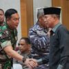 STQH Nasional 2025 di Sultra Bukan Sekadar Lomba, Gubernur: Harus Berdampak untuk Masyarakat! 6 Ket gambar: Gubernur sultra Andi Sumangerukka saat salaman Danrem Haluoleo dalam pelaksanaan STQH Nasional 2025( foto istimewa)