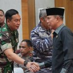 Ket gambar: Gubernur sultra Andi Sumangerukka saat  salaman Danrem Haluoleo dalam pelaksanaan STQH Nasional 2025( foto istimewa)