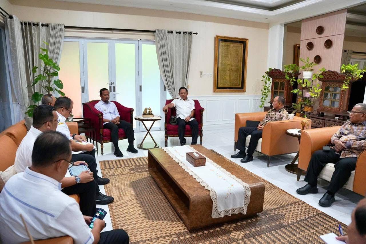 Gubernur Sultra dan Sulsel Sepakat Cari Solusi Pulau Kawi-kawia di Kemendagri 5 FB IMG 1771414428010