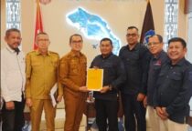 Ket gambar: Bupati Kolaka Amri Jamaluddin, bersama Direktur Utama Perumda Aneka Usaha Kolaka, Armansyah, Beri Apresiasi Kinerja Perusahaan Umum Daerah (Perumda) Aneka Usaha Kolaka( foto)