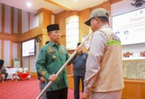 Ket gambar: Gubernur sultra  Lepas 37 Petugas Haji( foto)