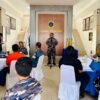 Ket gambar: Komandan Pangkalan TNI Angkatan Laut Kendari, Dedi Wardana, memberikan apresiasi khusus kepada seluruh awak dan kru kapal( foto)