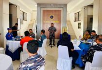Ket gambar: Komandan Pangkalan TNI Angkatan Laut Kendari, Dedi Wardana, memberikan apresiasi khusus kepada seluruh awak dan kru kapal( foto)
