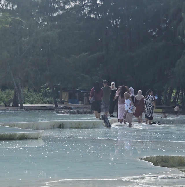 Permandian Wisata Air Panas Wawolesea Makin Ramai, Pengunjung Berdatangan dari Berbagai Daerah 3 Screenshot 20260706 173523 Gallery